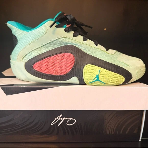 Barely worn, Jordan Tatum 2 Mint Foam/lava Glow Black, size 5.5Y - Picture 6 of 8